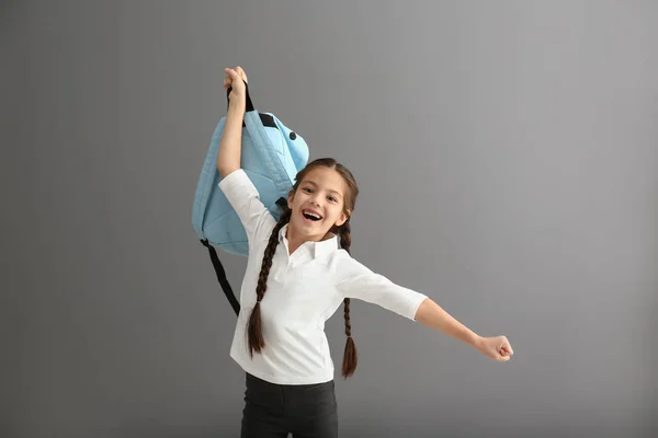 Glückliches Mädchen Mit Rucksack Auf Grauem Hintergrund — Stockfoto
