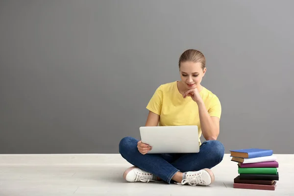 Estudante Feminina Com Laptop Sentado Perto Parede Cinza — Fotografia de Stock
