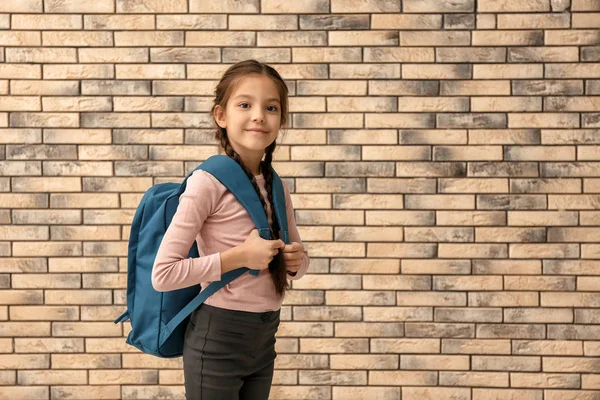 Jolie Fille Avec Sac Dos Sur Fond Brique — Photo