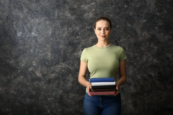 Estudiante Femenina Con Pila Libros Sobre Fondo Gris — Foto de Stock