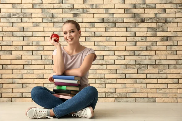 Estudiante Con Pila Libros Sentada Cerca Pared Ladrillo — Foto de Stock