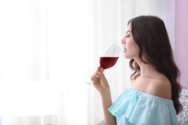 Güzel genç kadın, evde şarap içme