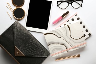 Tablet bilgisayar ve aksesuarları beyaz arka plan üzerinde düz yatıyordu kompozisyonu