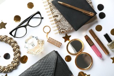 Kozmetik ve aksesuar beyaz arka plan üzerinde düz yatıyordu kompozisyonu