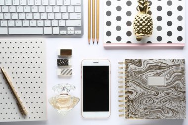 Cep telefonu, bilgisayar klavye ve aksesuar beyaz arka plan üzerinde düz yatıyordu kompozisyonu