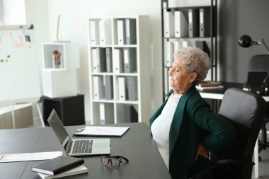 Üst düzey kadın kapalı sırt ağrısı acı