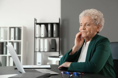 Laptop ile masada otururken diş ağrısı acı kadın kıdemli