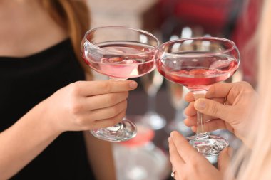 Genç kadın partide şampanya içmek