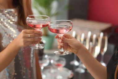 Genç kadın partide şampanya içmek