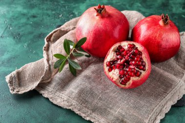 Renk arka plan üzerinde olgun nar