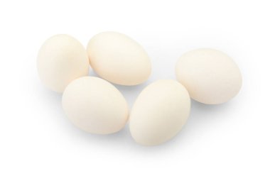 Beyaz arka planda çiğ tavuk yumurtası.