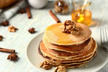 Bal ve plaka üzerinde ceviz ile yığın sıcak lezzetli kabak krep