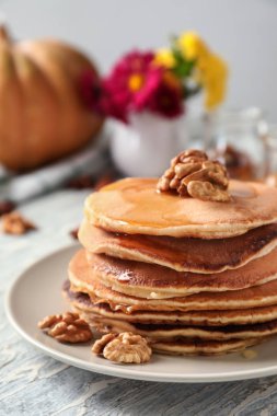 Bal ve plaka üzerinde ceviz ile yığın sıcak lezzetli kabak krep
