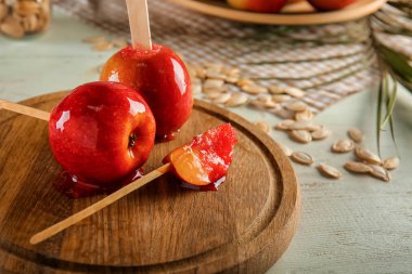 Lezzetli şeker elma ahşap tahta üzerinde