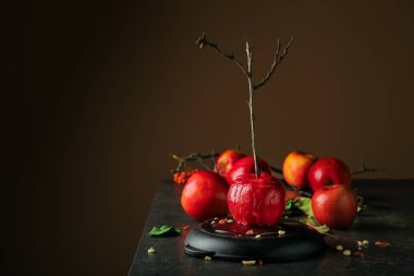 Lezzetli şeker elma karanlık tablo