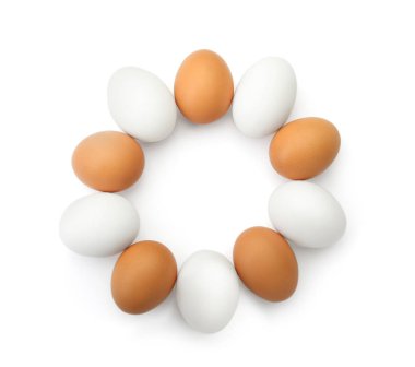 Beyaz arka planda çiğ tavuk yumurtası.