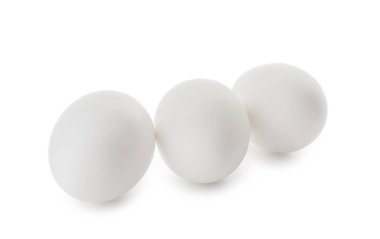 Beyaz arka planda çiğ tavuk yumurtası.