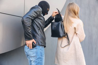 Erkek hırsız kadın açık havada para ile cüzdan çalmak