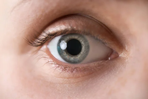 Jovem Mulher Com Olhos Bonitos Close — Fotografia de Stock