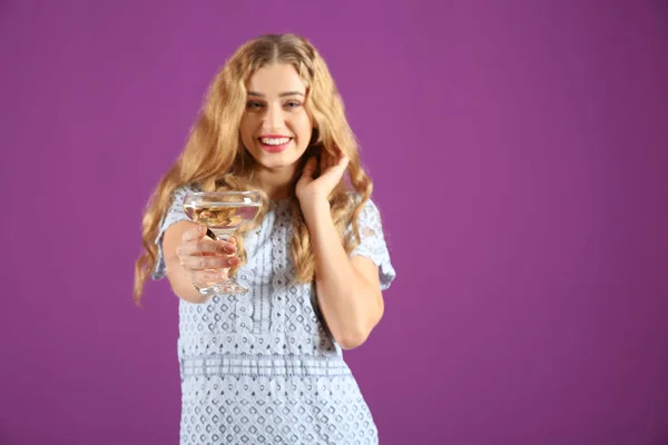 Schöne Junge Frau Mit Einem Glas Champagner Auf Farbigem Hintergrund — Stockfoto