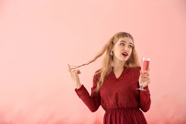 Schöne Junge Frau Mit Einem Glas Champagner Auf Farbigem Hintergrund — Stockfoto