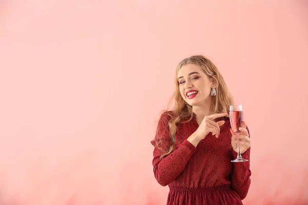 Mooie Jonge Vrouw Met Glas Champagne Kleur Achtergrond — Stockfoto