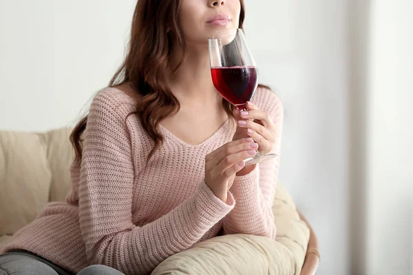 Hermosa Joven Bebiendo Vino Casa — Foto de Stock