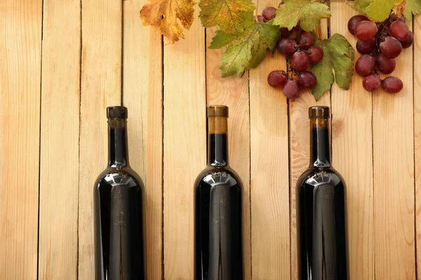 Bottles Wine Grapes Wooden Table — Stock Photo, Image