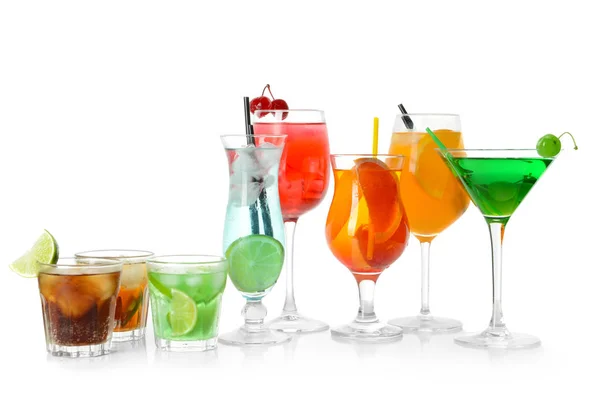 Cocktails Saborosos Fundo Branco — Fotografia de Stock