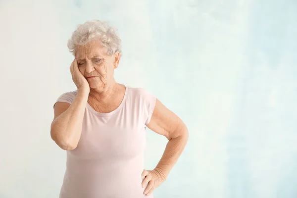 Donna Anziana Che Soffre Mal Testa Sfondo Chiaro — Foto Stock