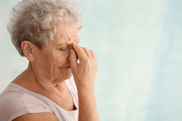 Senior Woman Suffering Headache Light Background — Stock Photo, Image