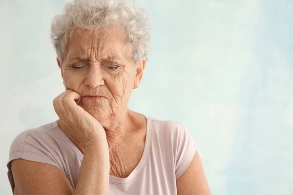 Seniorin Leidet Zahnschmerzen Vor Hellem Hintergrund — Stockfoto