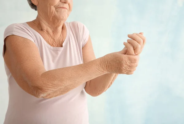 Mujer Mayor Que Sufre Dolor Muñeca Sobre Fondo Claro — Foto de Stock