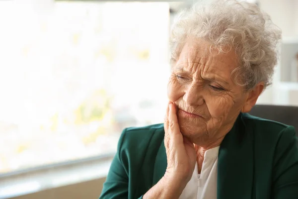 Seniorin Leidet Unter Zahnschmerzen Haus — Stockfoto