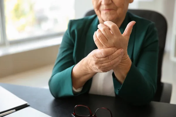 Senior Vrouw Lijden Aan Pijn Pols Binnenshuis — Stockfoto