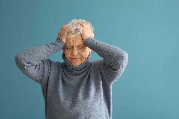 Senior Kvinna Som Lider Huvudvärk Färg Bakgrund — Stockfoto