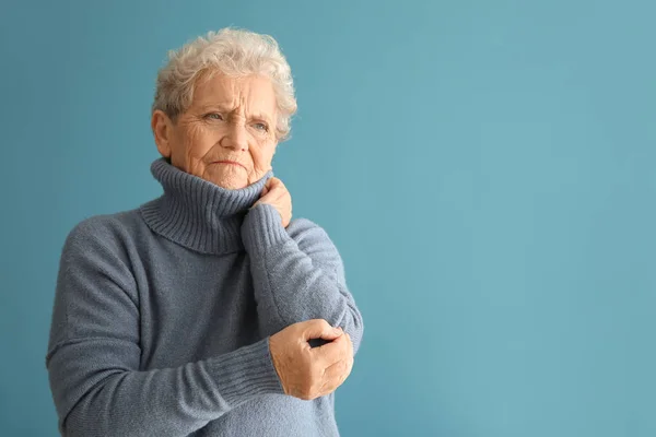Donna Anziana Che Soffre Dolore Gomito Sullo Sfondo Colore — Foto Stock