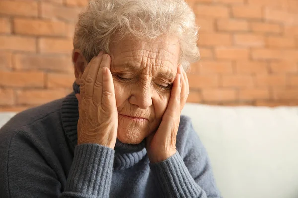 Yaşlı Kadın Evde Baş Ağrısı Çekiyor — Stok fotoğraf