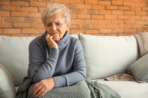 Donna Anziana Che Soffre Mal Denti Casa — Foto Stock