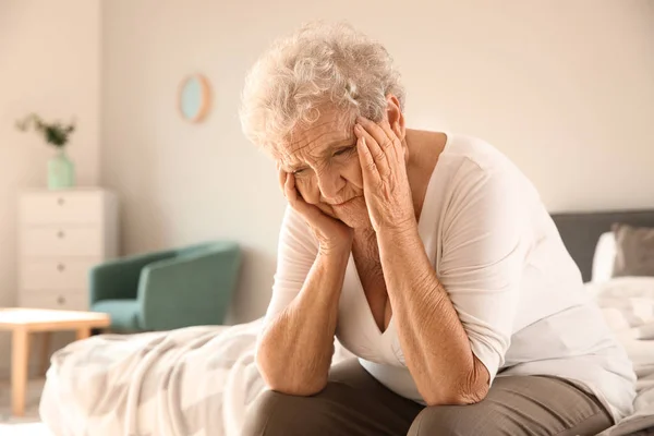 Старша Жінка Страждає Від Головного Болю Вдома — стокове фото