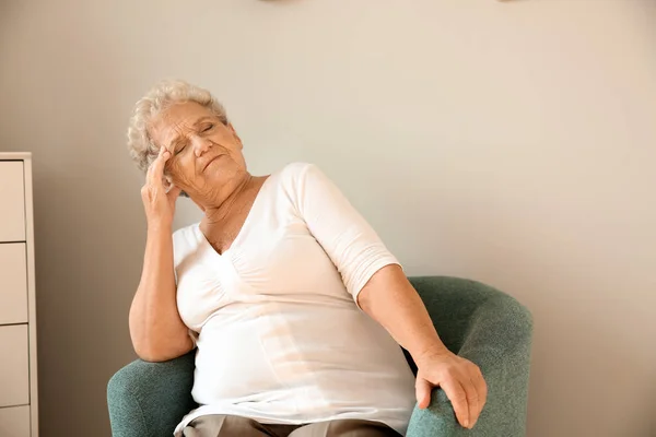 Seniorin Leidet Hause Unter Kopfschmerzen — Stockfoto