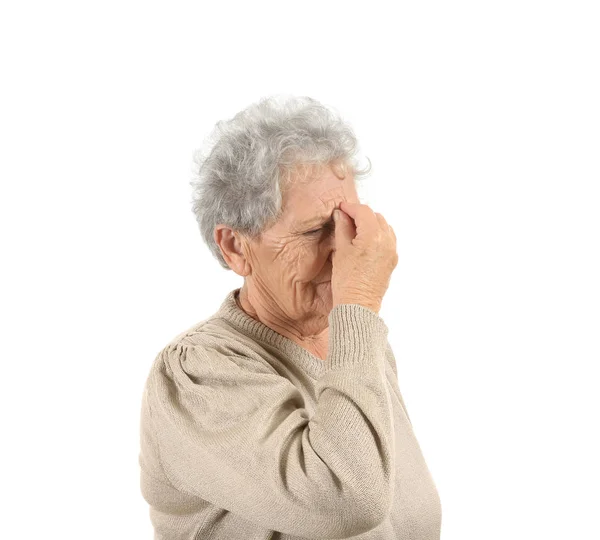 年配の女性が白い背景で頭痛に苦しんで — ストック写真
