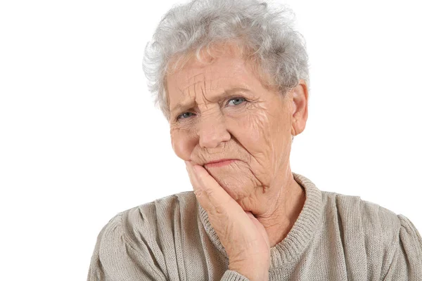 白い背景の上歯痛で苦しんでいる年配の女性 — ストック写真