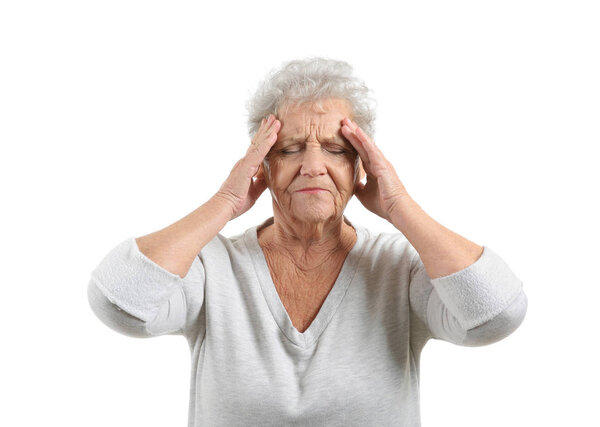 Старшая женщина страдает от головной боли на белом фоне
