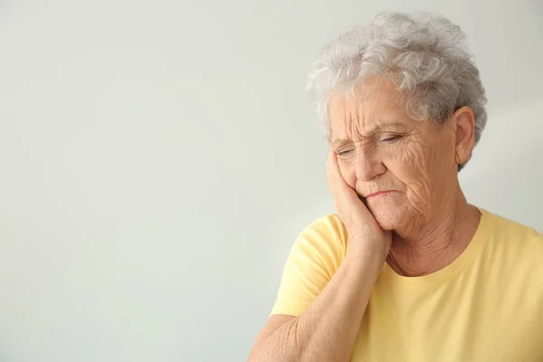 Donna Anziana Che Soffre Mal Denti Sfondo Chiaro — Foto Stock