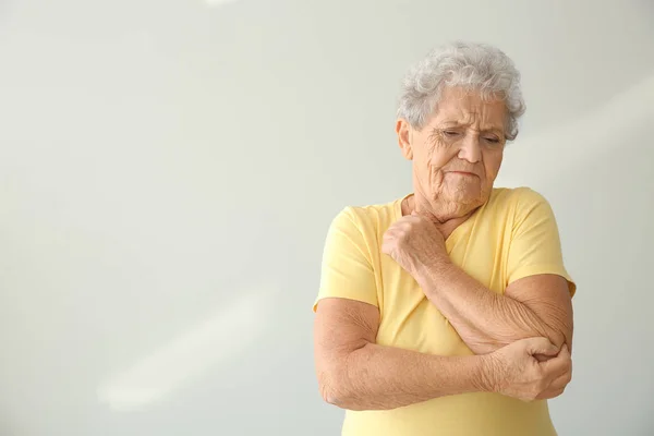 Senior Woman Suffering Pain Elbow Light Background — Stock Photo, Image