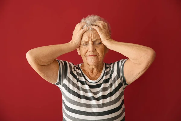 Starší Žena Trpí Bolestí Hlavy Barevném Pozadí — Stock fotografie