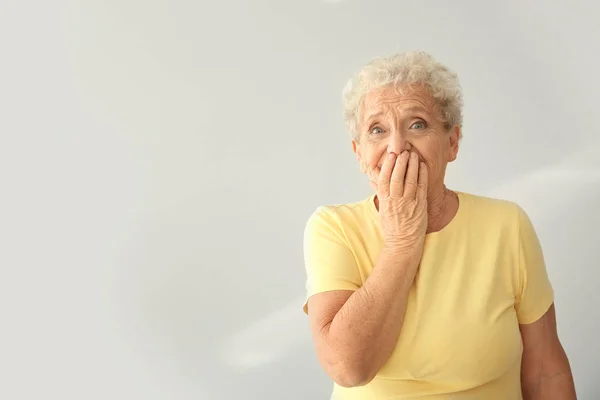 Porträtt Äldre Kvinna Efter Att Göra Misstag Ljus Bakgrund — Stockfoto