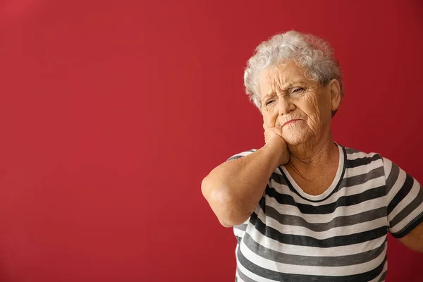 Donna Anziana Che Soffre Dolore Collo Sfondo Colore — Foto Stock