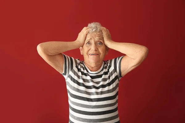 Portret Van Oudere Vrouw Het Maken Van Fout Kleur Achtergrond — Stockfoto